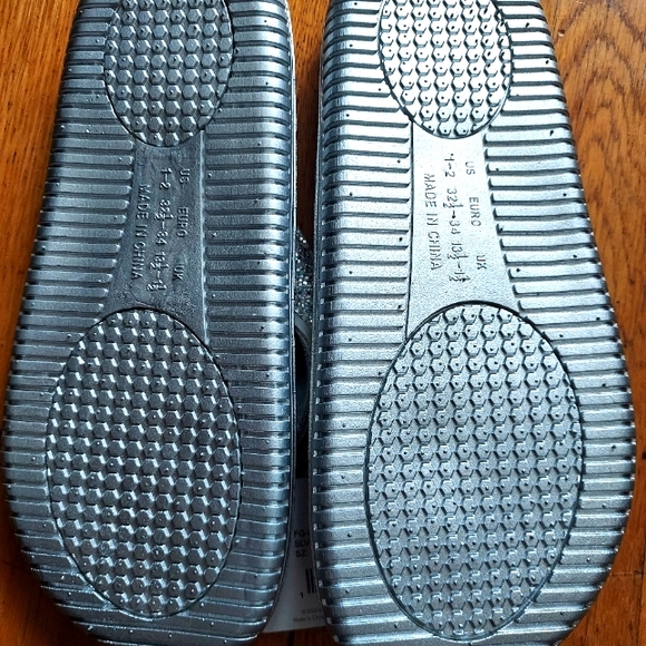 "Tie Dye" pattern Flip Flops - Elli by Cappelli - new with tags - size 1-2 youth - Picture 3 of 7